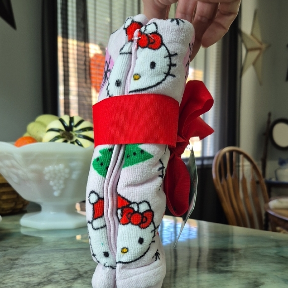2 Pack Hello Kitty Pink Towel with Red Accents - Picture 3 of 3